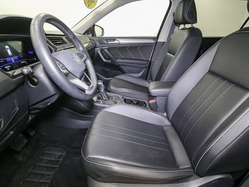 Certified 2024 Volkswagen Tiguan SE w/ Panoramic Sunroof Package AWD/4WD image 46