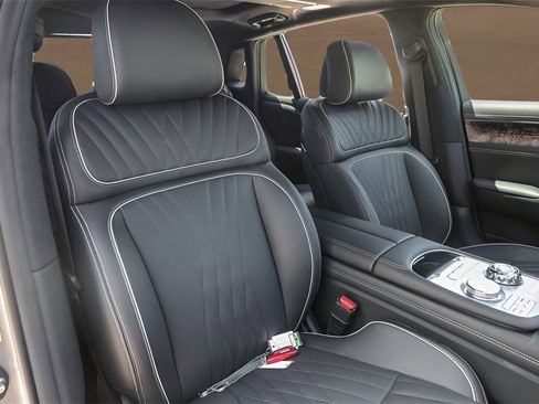 Used 2025 Genesis G90 3.5T image 33