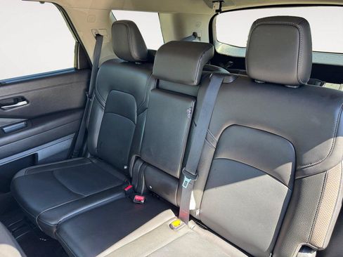 Used 2025 Nissan Pathfinder SL AWD/4WD image 13