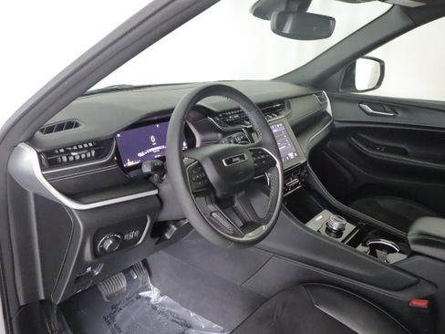 Used 2023 Jeep Grand Cherokee L Laredo AWD/4WD image 9