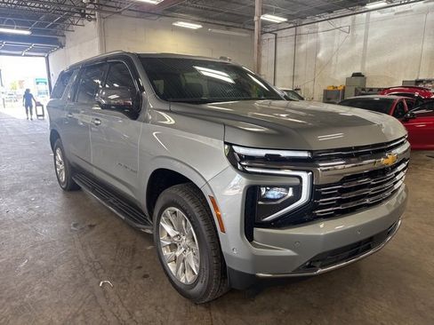 Used 2025 Chevrolet Suburban Premier image 1
