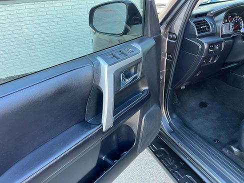 Used 2017 Toyota 4Runner SR5 AWD/4WD image 14