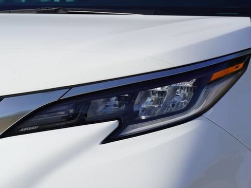 Used 2023 Toyota Sienna XSE FWD image 4