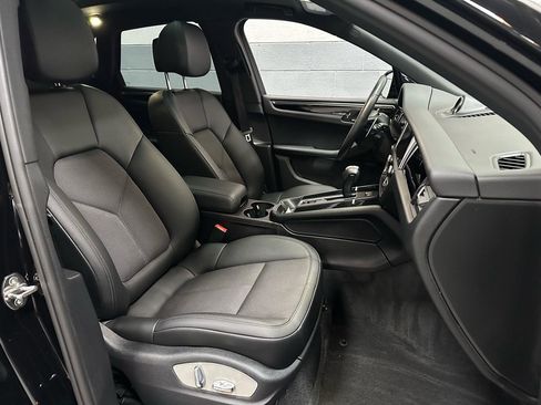 Used 2023 Porsche Macan image 9