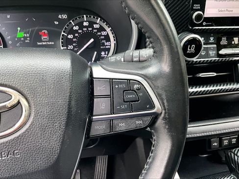 Used 2021 Toyota Highlander XLE AWD/4WD image 25