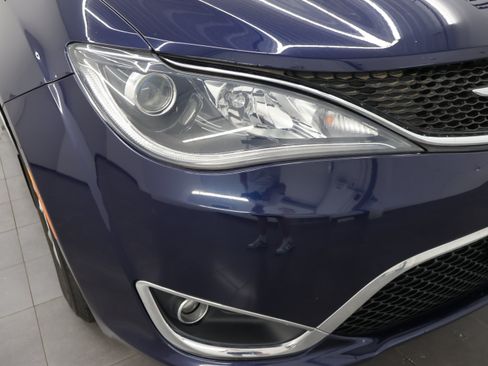 Used 2017 Chrysler Pacifica Touring-L FWD image 23