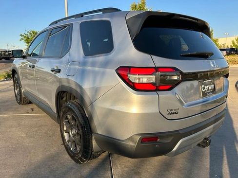 Used 2025 Honda Pilot TrailSport image 5