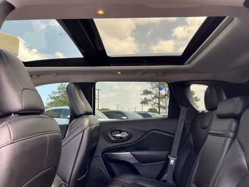 Used 2019 Jeep Cherokee Latitude Plus FWD image 17