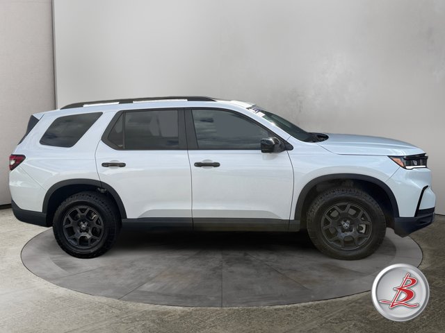 Used 2025 Honda Pilot TrailSport image 8