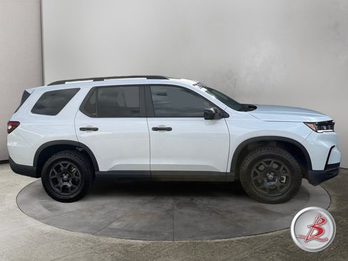 Used 2025 Honda Pilot TrailSport image 8