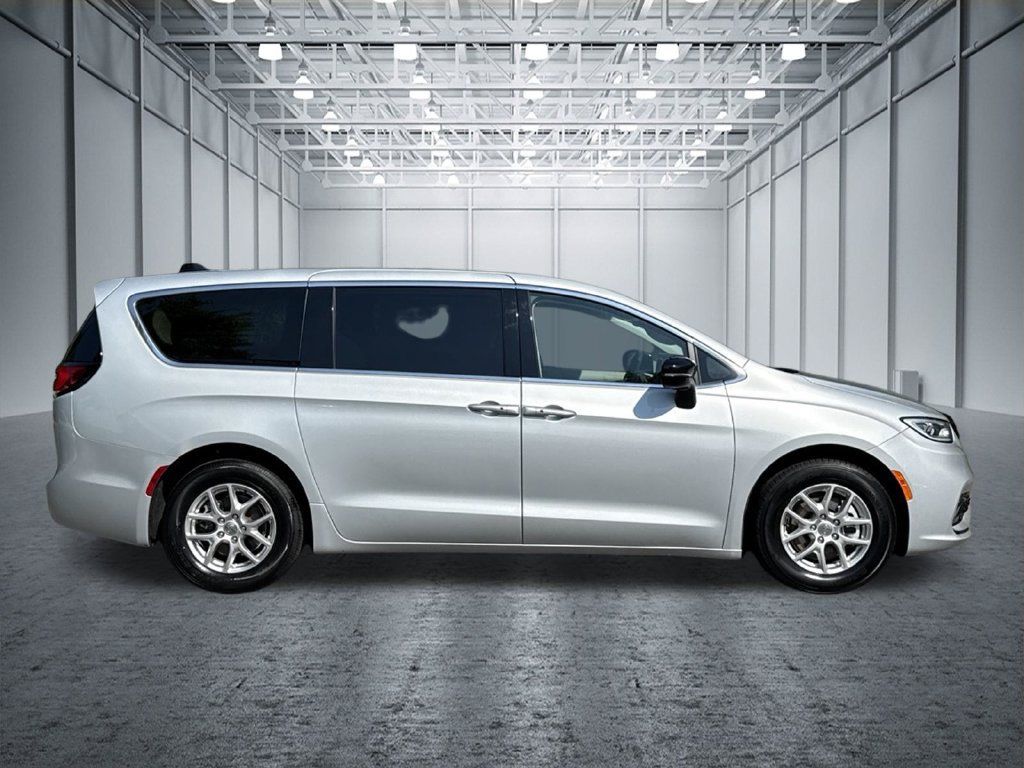 Used 2024 Chrysler Pacifica Touring-L FWD image 10