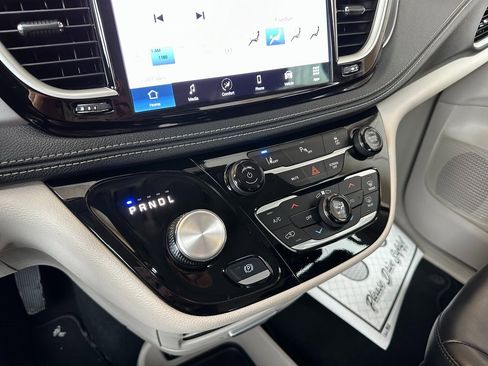 Certified 2023 Chrysler Pacifica Touring-L image 7