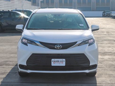 New 2026 Toyota Sienna LE FWD image 2