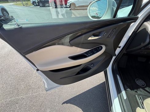 Used 2019 Buick Envision Essence FWD image 13
