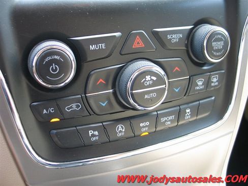 Used 2019 Jeep Grand Cherokee Laredo AWD/4WD image 18