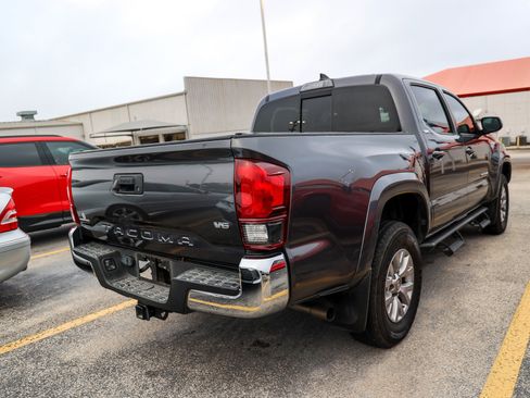 Used 2018 Toyota Tacoma SR5 RWD image 8