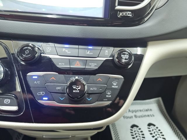 Used 2023 Chrysler Pacifica Touring-L FWD image 10