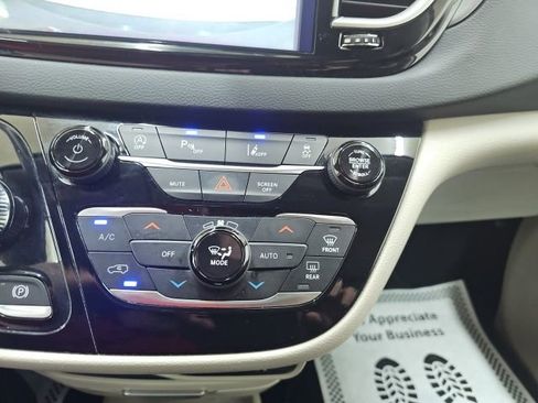 Used 2023 Chrysler Pacifica Touring-L FWD image 10