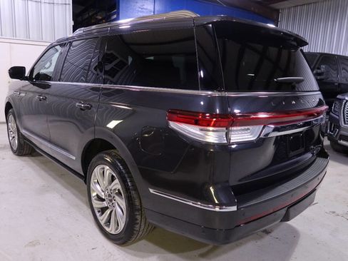 Used 2024 Lincoln Navigator Reserve image 3