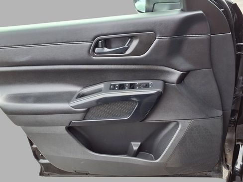 Used 2025 Nissan Pathfinder SV image 15