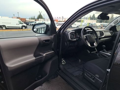 Used 2022 Toyota Tacoma TRD Sport image 11