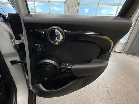 Used 2021 MINI Cooper 4-Door Hardtop w/ Premium Package FWD image 27