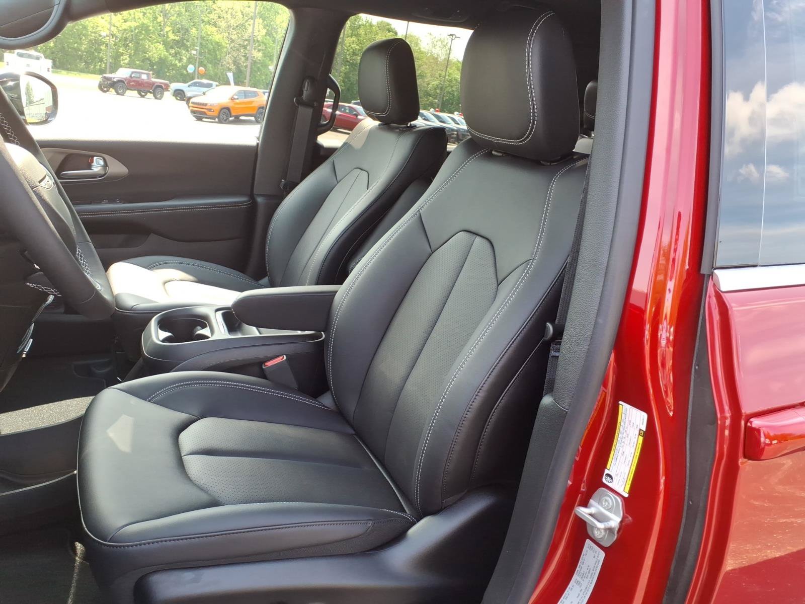 New 2027 Chrysler Pacifica Select FWD image 12