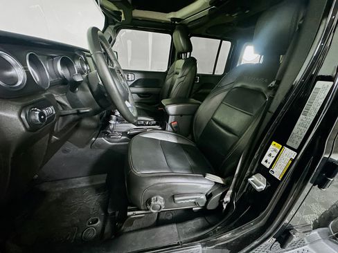 Used 2019 Jeep Wrangler Unlimited Sahara AWD/4WD image 13