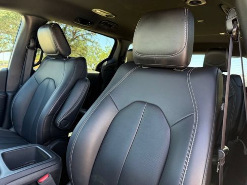 Used 2025 Chrysler Pacifica Select FWD image 10