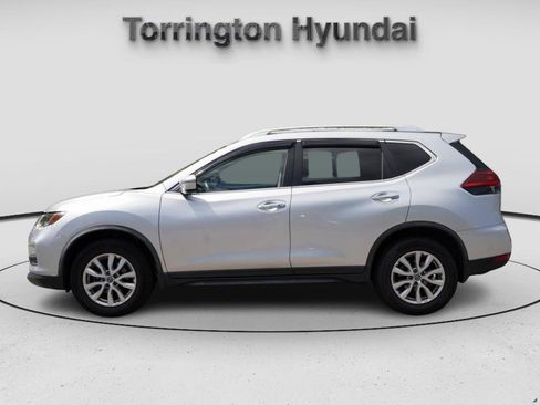 Used 2019 Nissan Rogue SV image 4