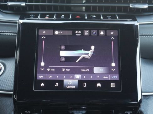 Used 2025 Jeep Grand Cherokee Laredo AWD/4WD image 18