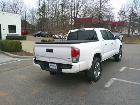 Used 2018 Toyota Tacoma Limited image 11