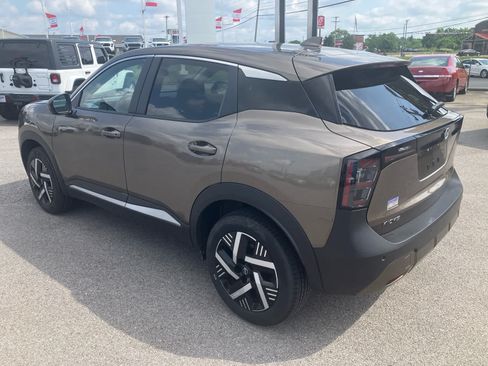 Used 2025 Nissan Kicks SV FWD image 5