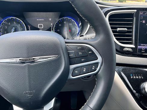 Used 2023 Chrysler Pacifica Touring-L FWD image 25