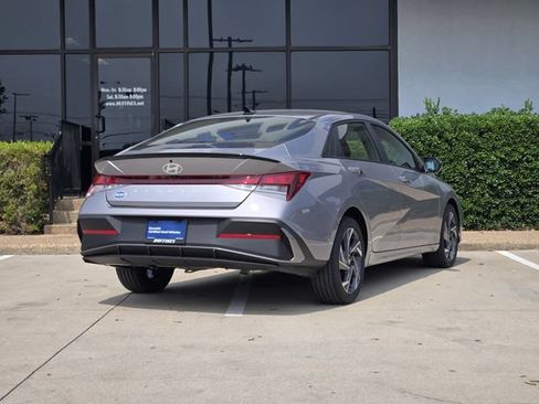 Certified 2025 Hyundai Elantra Sport FWD image 7