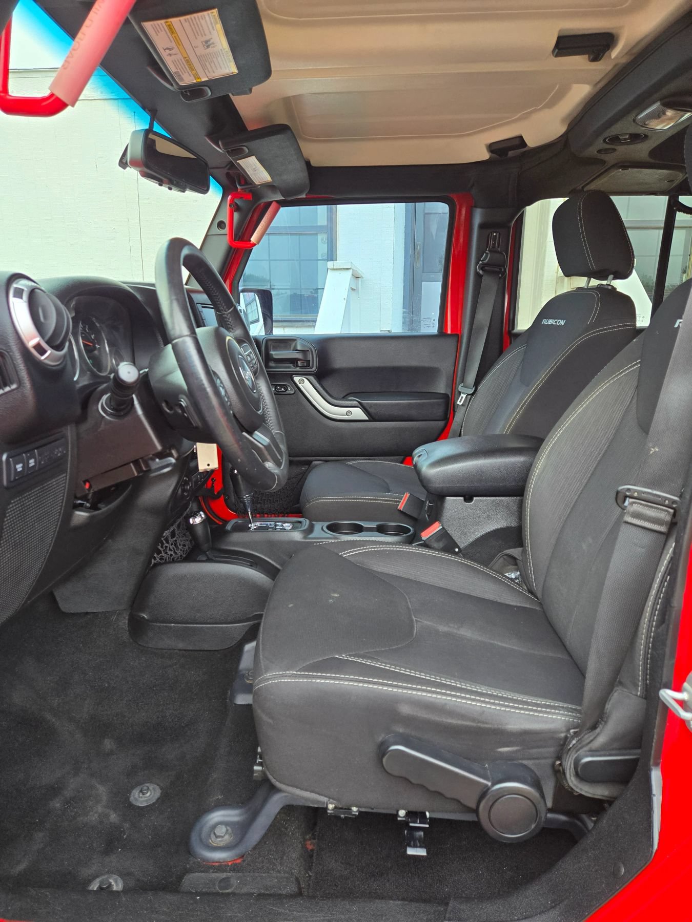 Used 2015 Jeep Wrangler Unlimited Rubicon w/ Connectivity Group AWD/4WD image 10