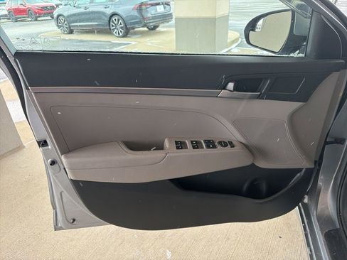 Used 2017 Hyundai Elantra SE image 17