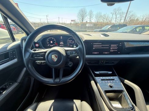 Used 2024 Porsche Cayenne AWD/4WD image 32