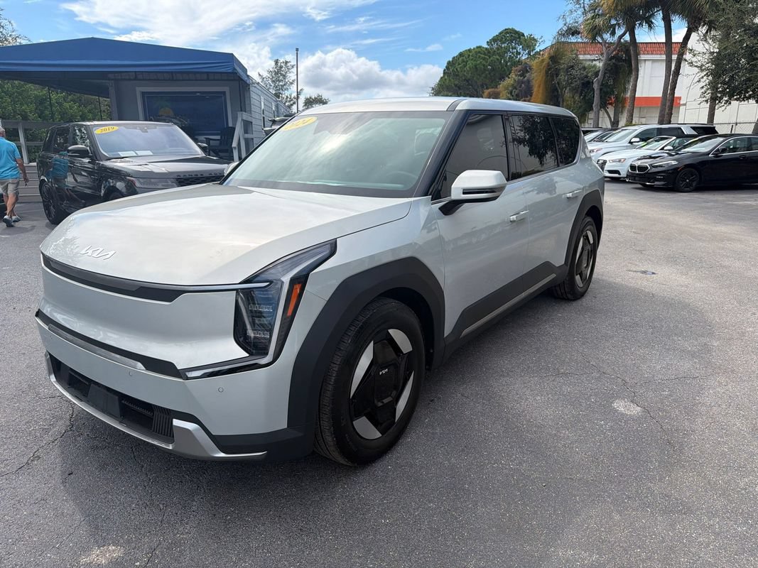 Used 2024 Kia EV9 Light Long Range RWD image 1