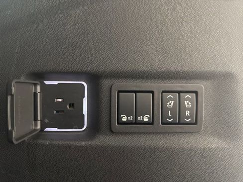 Used 2024 Chevrolet Suburban High Country AWD/4WD image 34