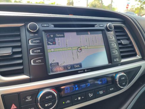 Used 2015 Toyota Highlander XLE FWD image 16