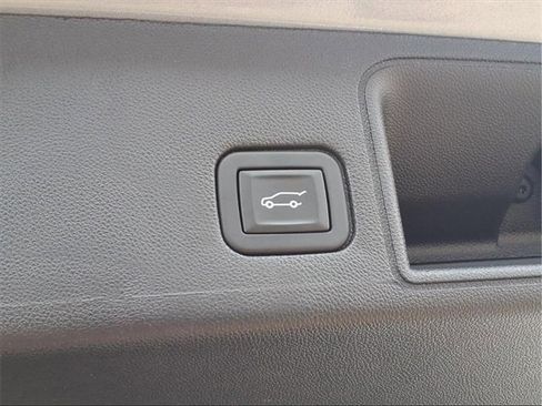 Used 2024 GMC Terrain SLT image 30