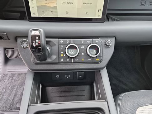 Used 2024 Land Rover Defender 110 X-Dynamic SE image 38