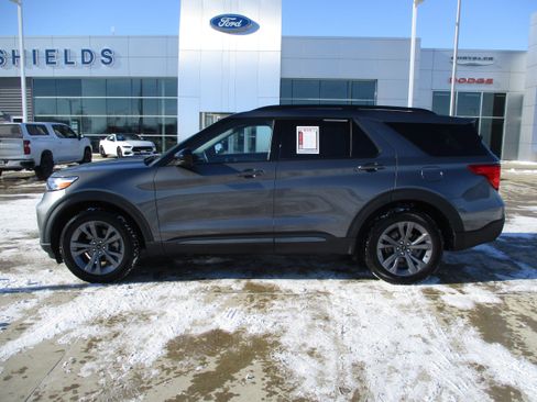 Used 2023 Ford Explorer XLT w/ Equipment Group 202A AWD/4WD image 3