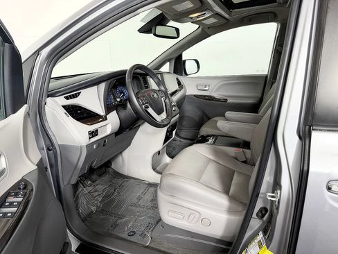 Used 2018 Toyota Sienna XLE w/ XLE Navigation Package AWD/4WD image 31