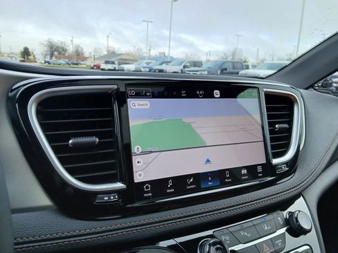 Used 2025 Chrysler Pacifica Pinnacle FWD image 25