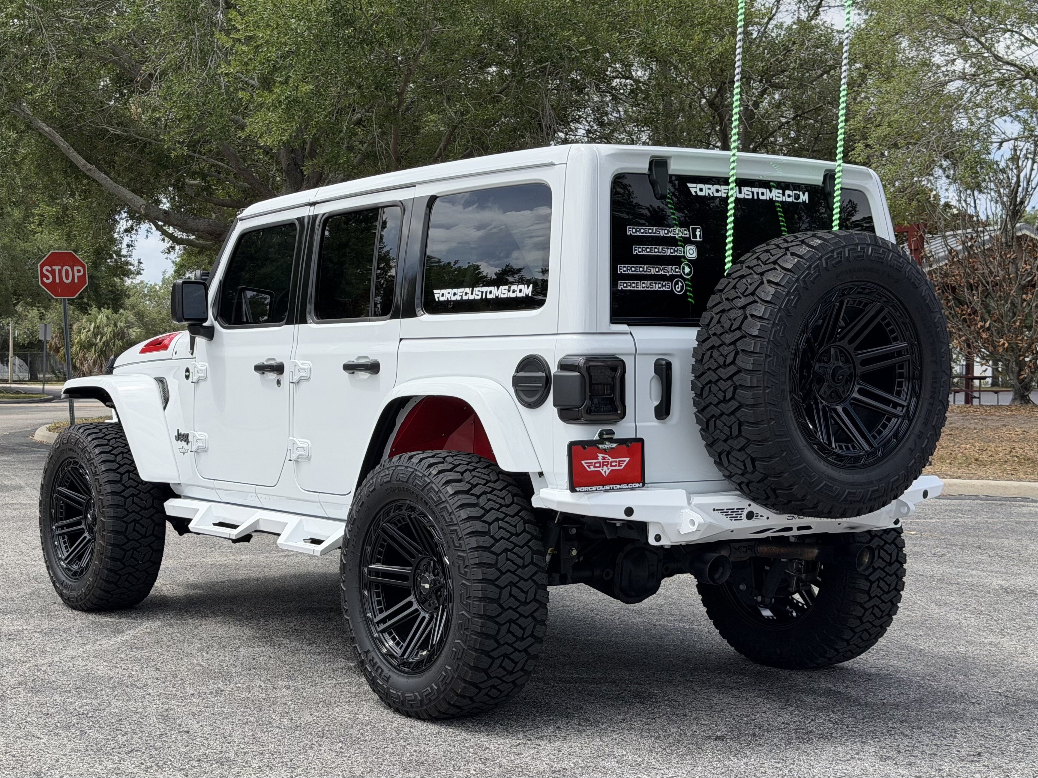 Used 2025 Jeep Wrangler Unlimited Sahara AWD/4WD image 4