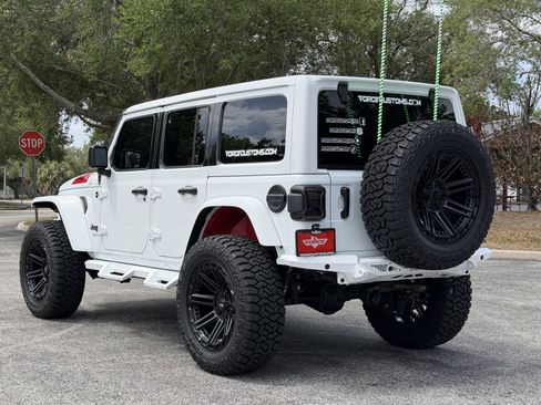 Used 2025 Jeep Wrangler Unlimited Sahara AWD/4WD image 4