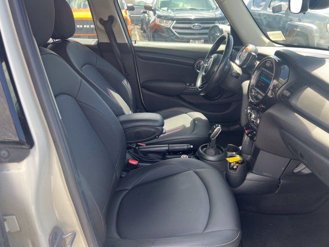 Used 2020 MINI Cooper 4-Door Hardtop w/ Storage Package FWD image 6