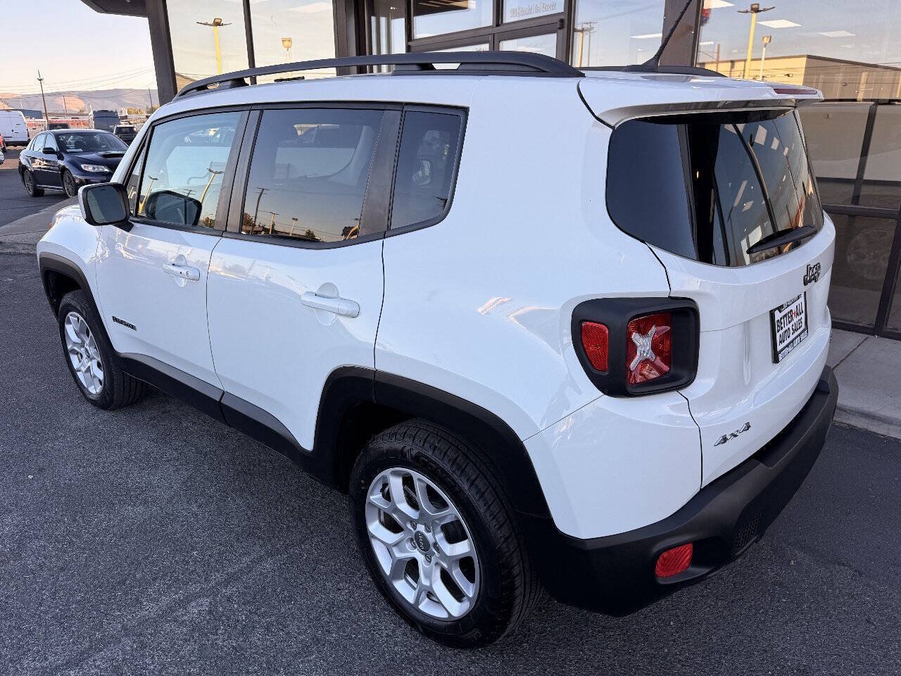 Used 2016 Jeep Renegade Latitude AWD/4WD image 3